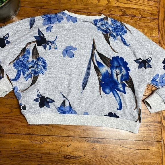 𝅺zyia Active Blue floral crop sweatshirt slouchy oversized small. - Picture 9 of 10